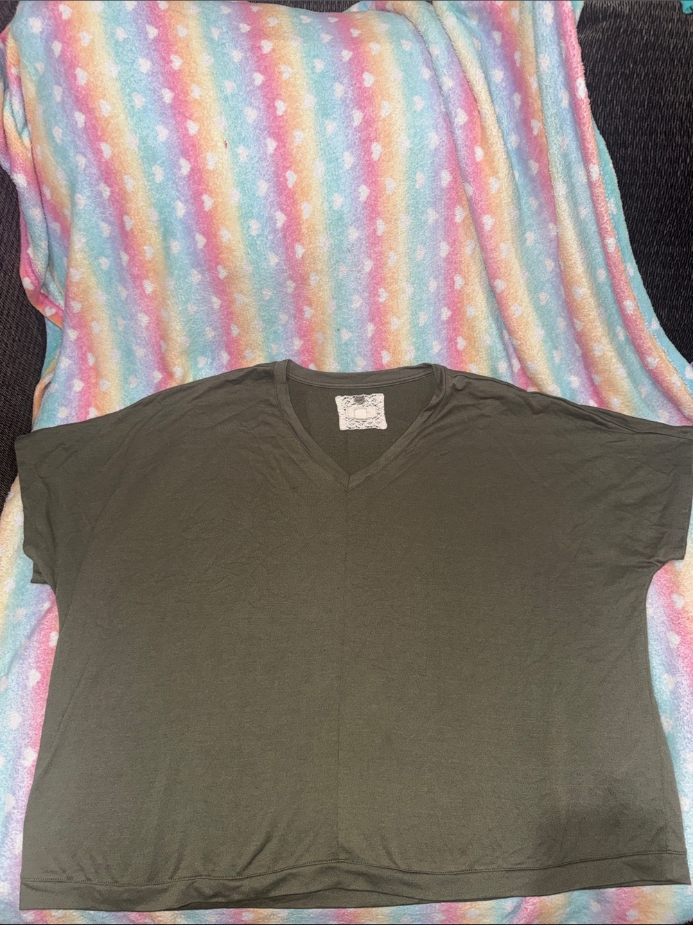 Cupio Olive Green V-Neck Short Sleeve Top. Super soft, stretchy and warm. 10/10